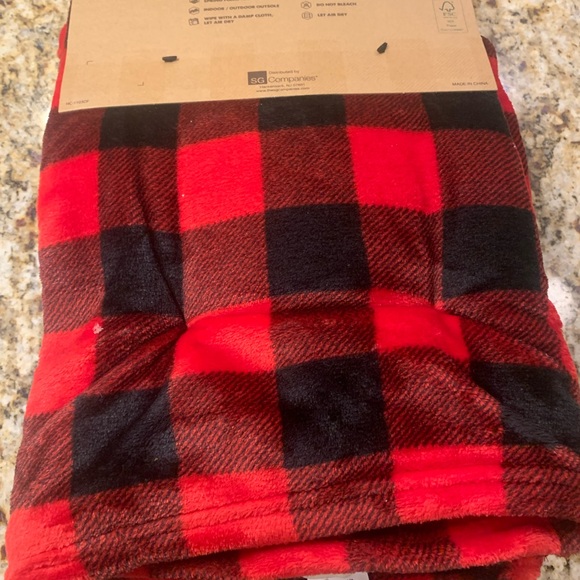 NWT Dakota slipper and blanket set! Sz M Buffalo Plaid and fleece! - Picture 3 of 8